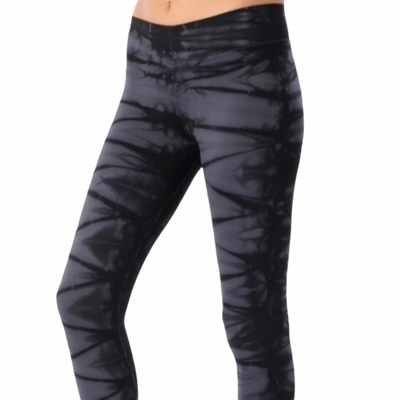 NUX Cropped Tie Dye Seamless Leggings Size Large Athletic Black Gray Activewear - Picture 4 of 10
